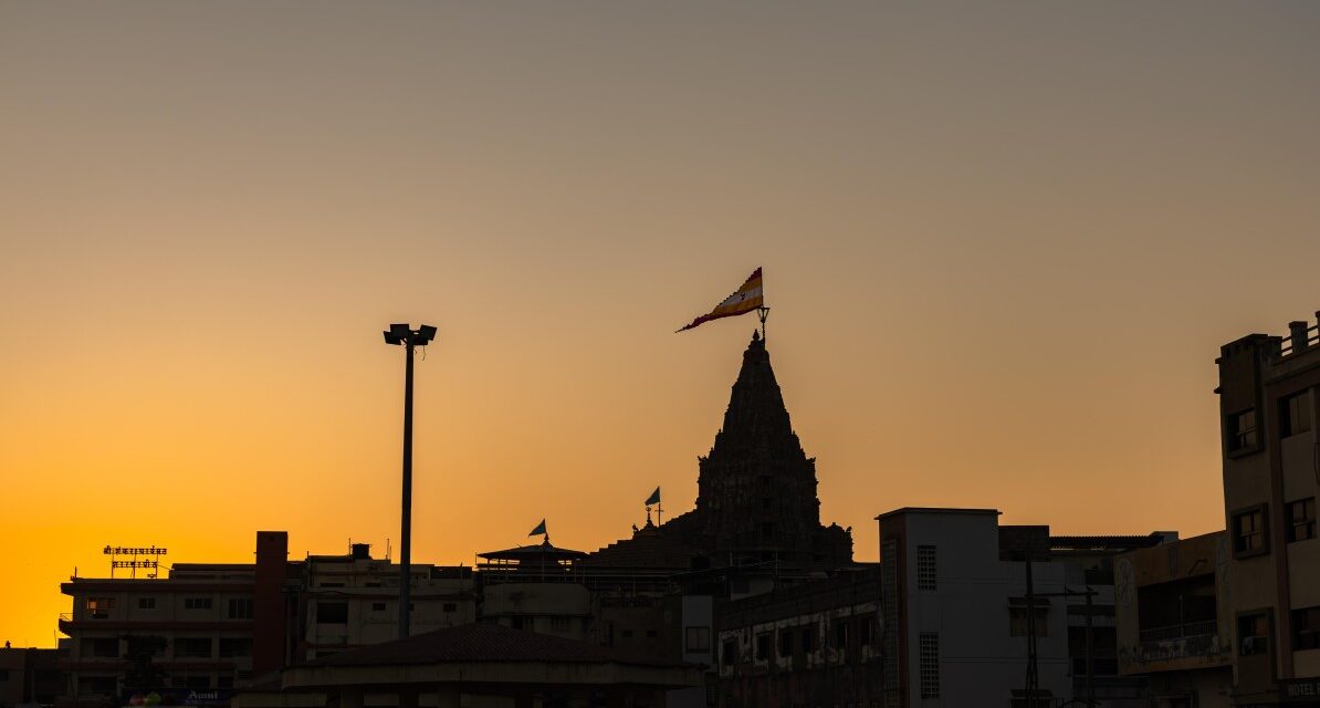 फाल्गुन मेले के दौरान खाटू श्याम मंदिर परिसर में दर्शन के लिए कतार में खड़े श्रद्धालु।