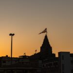 फाल्गुन मेले के दौरान खाटू श्याम मंदिर परिसर में दर्शन के लिए कतार में खड़े श्रद्धालु।