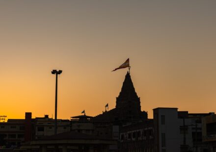 फाल्गुन मेले के दौरान खाटू श्याम मंदिर परिसर में दर्शन के लिए कतार में खड़े श्रद्धालु।