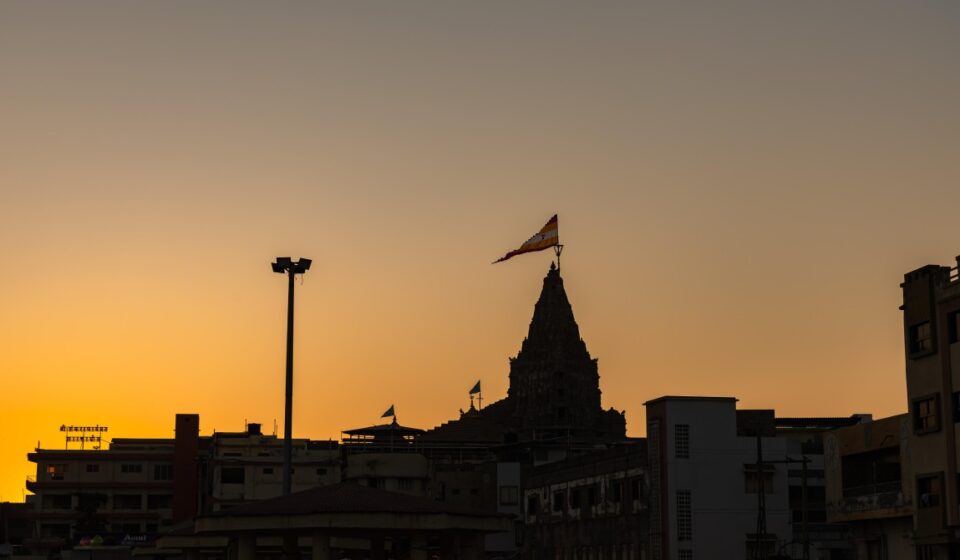 फाल्गुन मेले के दौरान खाटू श्याम मंदिर परिसर में दर्शन के लिए कतार में खड़े श्रद्धालु।