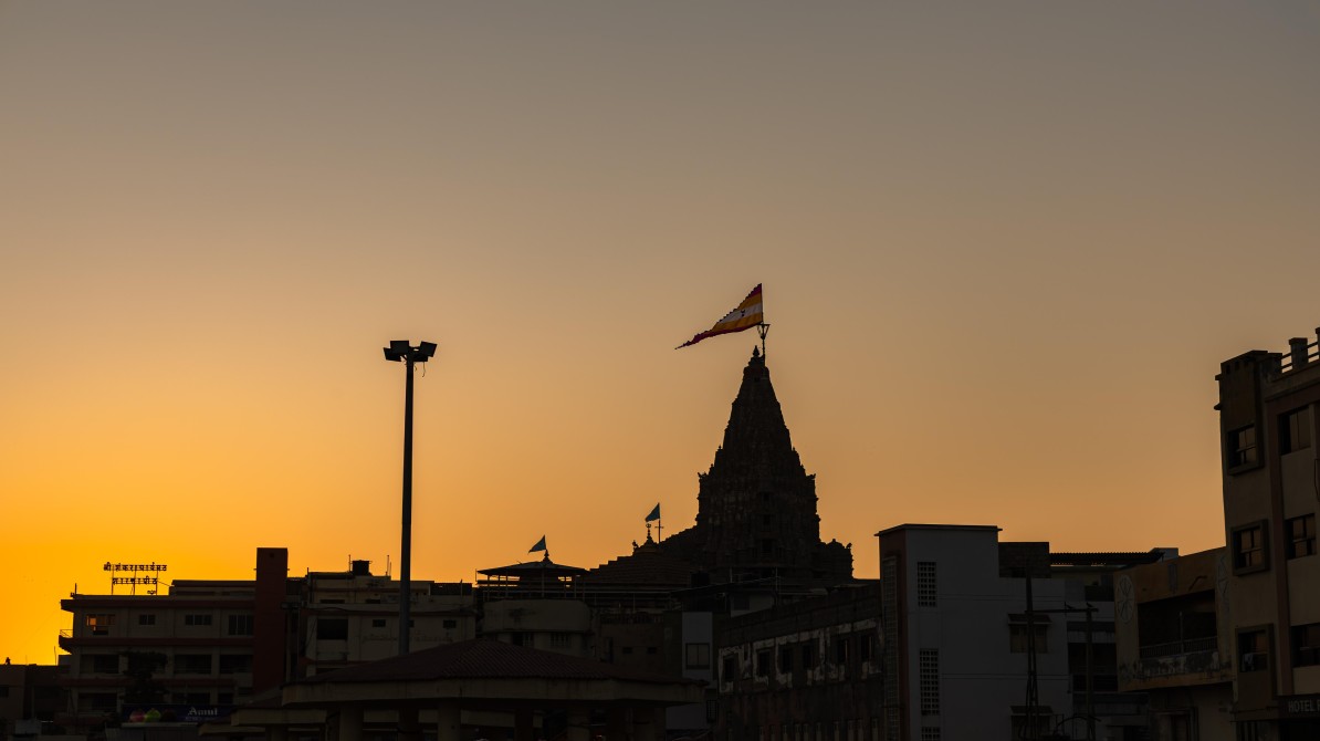 फाल्गुन मेले के दौरान खाटू श्याम मंदिर परिसर में दर्शन के लिए कतार में खड़े श्रद्धालु।