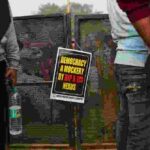 दिल्ली के भारत मंडपम और कांग्रेस मुख्यालय के बाहर भाजपा और यूथ कांग्रेस कार्यकर्ताओं के विरोध प्रदर्शन की तस्वीरें, जिनमें नारेबाजी और काले झंडे दिखाए गए हैं।