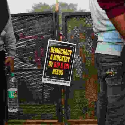 दिल्ली के भारत मंडपम और कांग्रेस मुख्यालय के बाहर भाजपा और यूथ कांग्रेस कार्यकर्ताओं के विरोध प्रदर्शन की तस्वीरें, जिनमें नारेबाजी और काले झंडे दिखाए गए हैं।