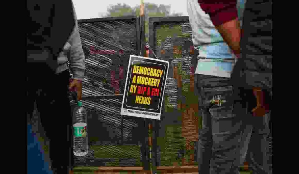 दिल्ली के भारत मंडपम और कांग्रेस मुख्यालय के बाहर भाजपा और यूथ कांग्रेस कार्यकर्ताओं के विरोध प्रदर्शन की तस्वीरें, जिनमें नारेबाजी और काले झंडे दिखाए गए हैं।