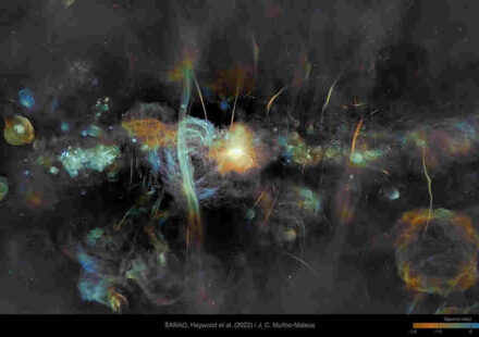 यह चित्र मिल्की वे के केंद्रीय क्षेत्र और Sagittarius A* के आसपास एक तेज गति से घूमते पल्सर का कलात्मक दृश्य दिखाता है।