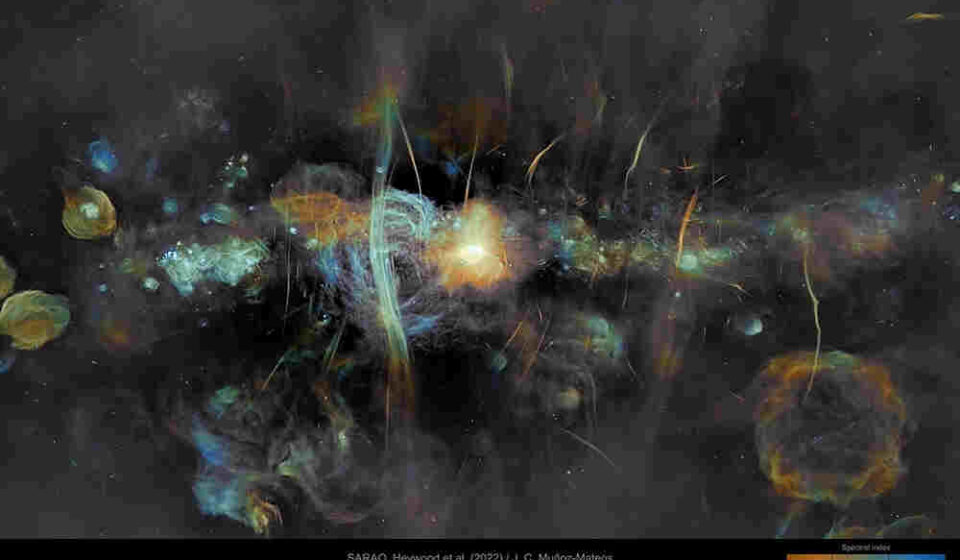 यह चित्र मिल्की वे के केंद्रीय क्षेत्र और Sagittarius A* के आसपास एक तेज गति से घूमते पल्सर का कलात्मक दृश्य दिखाता है।