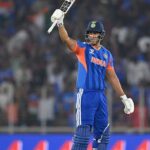 टी-20 वर्ल्ड कप 2026 में भारत और नीदरलैंड के बीच मैच के दौरान बल्लेबाजी करते शिवम दुबे और गेंदबाजी करते वरुण चक्रवर्ती।