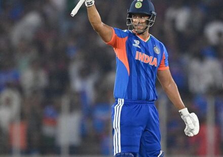 टी-20 वर्ल्ड कप 2026 में भारत और नीदरलैंड के बीच मैच के दौरान बल्लेबाजी करते शिवम दुबे और गेंदबाजी करते वरुण चक्रवर्ती।