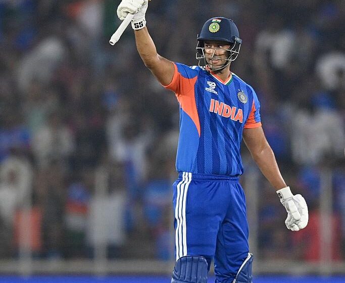 टी-20 वर्ल्ड कप 2026 में भारत और नीदरलैंड के बीच मैच के दौरान बल्लेबाजी करते शिवम दुबे और गेंदबाजी करते वरुण चक्रवर्ती।