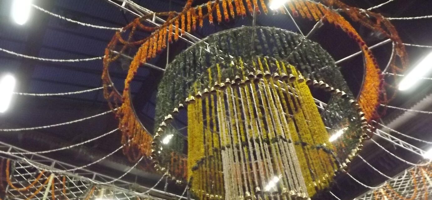 ब्रज क्षेत्र के मंदिर में फुलेरा दूज के अवसर पर फूलों की सजावट और श्रद्धालुओं की भीड़ का दृश्य।