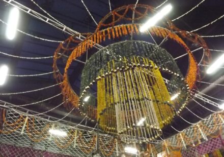 ब्रज क्षेत्र के मंदिर में फुलेरा दूज के अवसर पर फूलों की सजावट और श्रद्धालुओं की भीड़ का दृश्य।