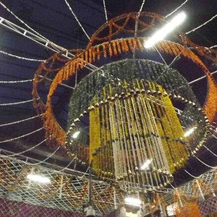 ब्रज क्षेत्र के मंदिर में फुलेरा दूज के अवसर पर फूलों की सजावट और श्रद्धालुओं की भीड़ का दृश्य।