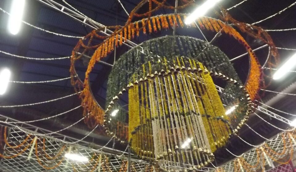 ब्रज क्षेत्र के मंदिर में फुलेरा दूज के अवसर पर फूलों की सजावट और श्रद्धालुओं की भीड़ का दृश्य।