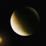 यह चित्र एक सुपर-अर्थ ग्रह को दर्शाता है जो अपने नजदीकी तारे के चारों ओर घूम रहा है, जहां मोटा वातावरण और चमकदार सतह दिखाई दे रही है।