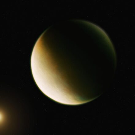 यह चित्र एक सुपर-अर्थ ग्रह को दर्शाता है जो अपने नजदीकी तारे के चारों ओर घूम रहा है, जहां मोटा वातावरण और चमकदार सतह दिखाई दे रही है।