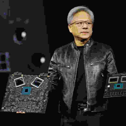 चित्र में योट्टा डेटा सेंटर और Nvidia Blackwell Ultra चिप्स की प्रतीकात्मक झलक दिखाई गई है, जो भारत के AI हब विकास को दर्शाती है।