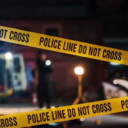 क्राइम सीन टेप के साथ दिल्ली में सोशल मीडिया विवाद से जुड़ी हत्या की प्रतीकात्मक तस्वीर।