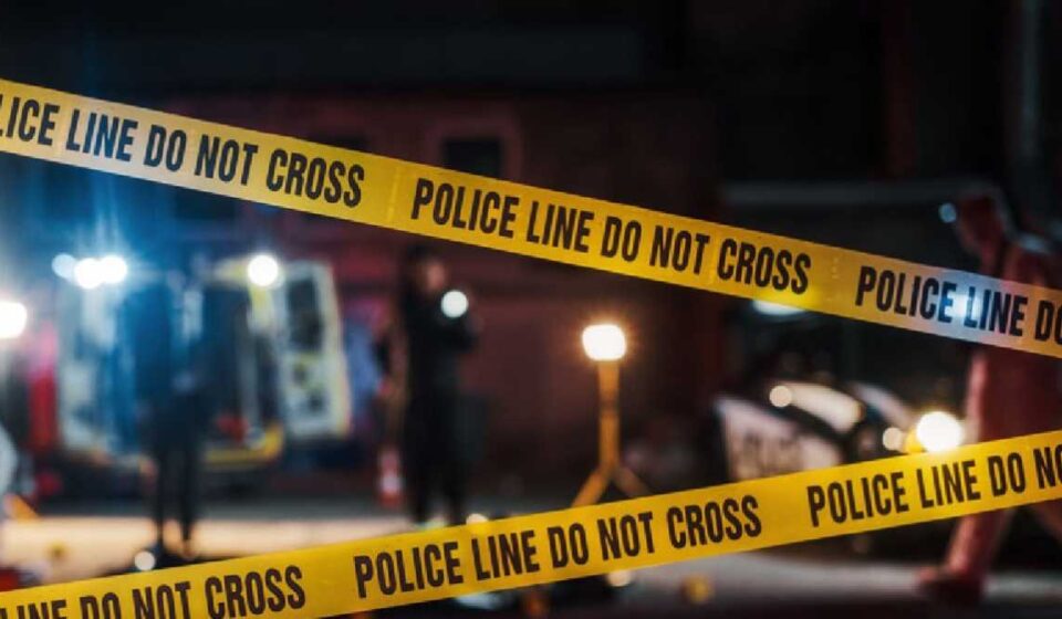 क्राइम सीन टेप के साथ दिल्ली में सोशल मीडिया विवाद से जुड़ी हत्या की प्रतीकात्मक तस्वीर।