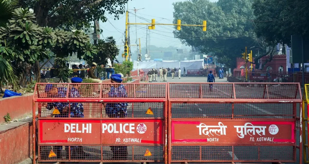 दिल्ली कार हादसा के बाद सड़क पर क्षतिग्रस्त ई-रिक्शा और जांच करती पुलिस।