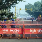 दिल्ली कार हादसा के बाद सड़क पर क्षतिग्रस्त ई-रिक्शा और जांच करती पुलिस।