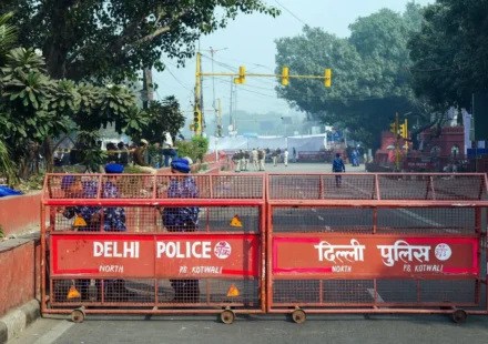 दिल्ली कार हादसा के बाद सड़क पर क्षतिग्रस्त ई-रिक्शा और जांच करती पुलिस।