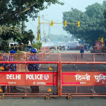 दिल्ली कार हादसा के बाद सड़क पर क्षतिग्रस्त ई-रिक्शा और जांच करती पुलिस।