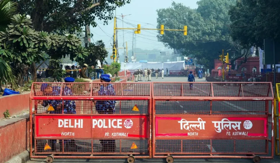 दिल्ली कार हादसा के बाद सड़क पर क्षतिग्रस्त ई-रिक्शा और जांच करती पुलिस।