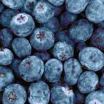 तस्वीर में स्ट्रॉबेरी, ब्लूबेरी, पालक, गाजर और ड्राई फ्रूट्स जैसे एंटीऑक्सिडेंट रिच फूड्स दिखाए गए हैं, जो हेल्दी डाइट का हिस्सा हैं।