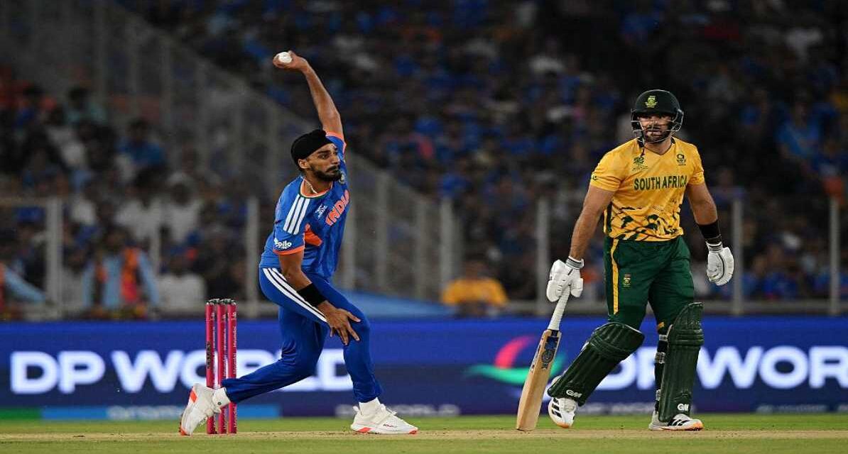 सुपर-8 चरण में भारतीय टीम मैदान पर रणनीति बनाती हुई, जहां सेमीफाइनल की दौड़ कड़ी हो चुकी है।