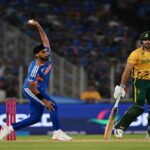 सुपर-8 चरण में भारतीय टीम मैदान पर रणनीति बनाती हुई, जहां सेमीफाइनल की दौड़ कड़ी हो चुकी है।