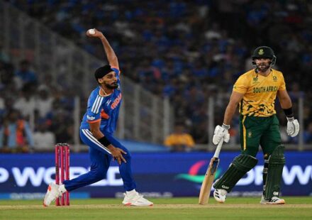 सुपर-8 चरण में भारतीय टीम मैदान पर रणनीति बनाती हुई, जहां सेमीफाइनल की दौड़ कड़ी हो चुकी है।