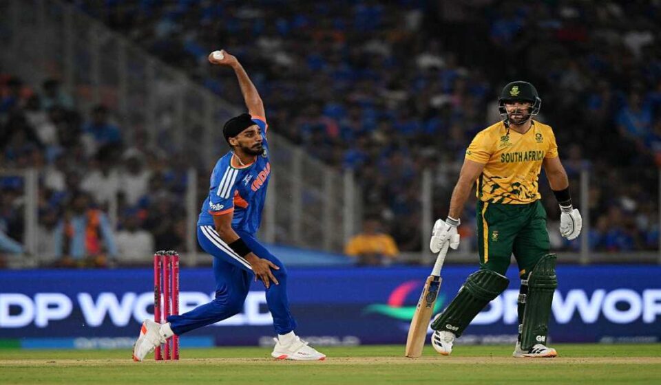 सुपर-8 चरण में भारतीय टीम मैदान पर रणनीति बनाती हुई, जहां सेमीफाइनल की दौड़ कड़ी हो चुकी है।