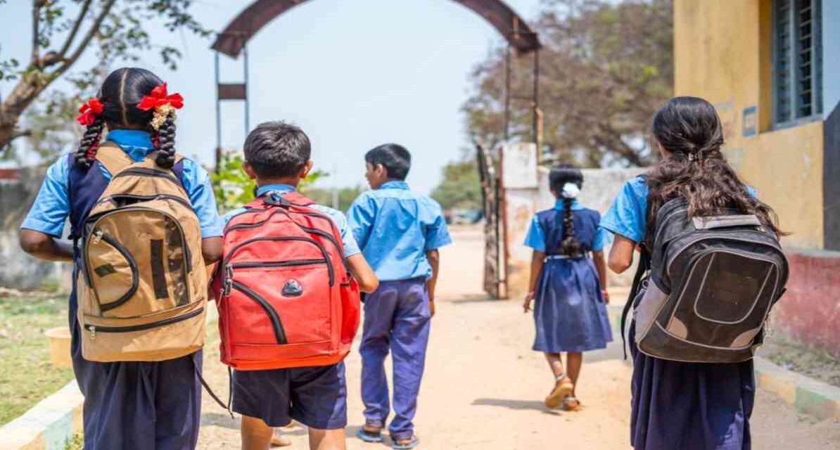 स्कूल यूनिफॉर्म में बच्चे, जो दिल्ली एडमिशन पोर्टल 2026 आवेदन प्रक्रिया का प्रतीक हैं।