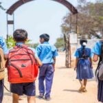 स्कूल यूनिफॉर्म में बच्चे, जो दिल्ली एडमिशन पोर्टल 2026 आवेदन प्रक्रिया का प्रतीक हैं।