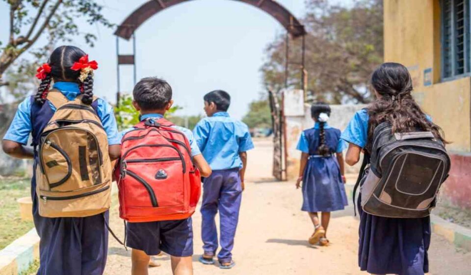 स्कूल यूनिफॉर्म में बच्चे, जो दिल्ली एडमिशन पोर्टल 2026 आवेदन प्रक्रिया का प्रतीक हैं।