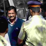 दिल्ली शराब नीति केस में फैसले के बाद कोर्ट परिसर में मीडिया से बातचीत करते अरविंद केजरीवाल।