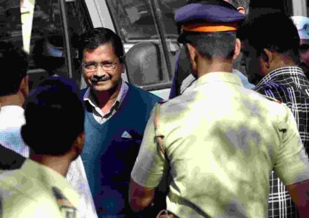 दिल्ली शराब नीति केस में फैसले के बाद कोर्ट परिसर में मीडिया से बातचीत करते अरविंद केजरीवाल।