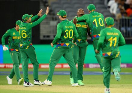 टी-20 वर्ल्ड कप मैच में UAE को हराने के बाद साउथ अफ्रीका के खिलाड़ी मैदान पर जश्न मनाते हुए।