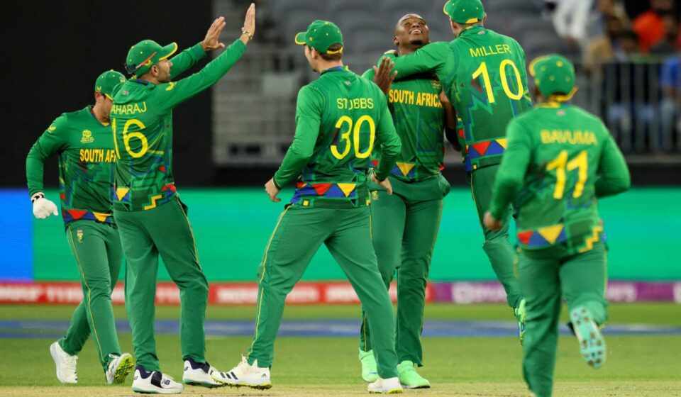 टी-20 वर्ल्ड कप मैच में UAE को हराने के बाद साउथ अफ्रीका के खिलाड़ी मैदान पर जश्न मनाते हुए।