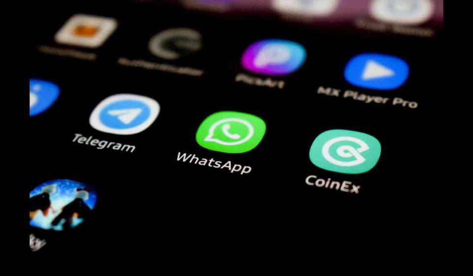 दिल्ली में WhatsApp से प्रमाणपत्र सेवा की घोषणा