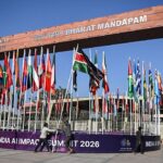 भारत मंडपम में चल रहे AI समिट का कार्यक्रम, जहां वैश्विक नेता और टेक कंपनियां शामिल हैं।