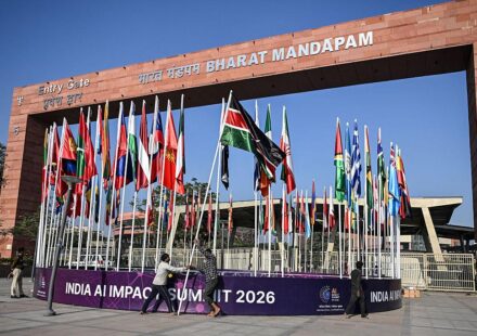 भारत मंडपम में चल रहे AI समिट का कार्यक्रम, जहां वैश्विक नेता और टेक कंपनियां शामिल हैं।