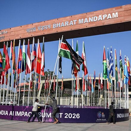 भारत मंडपम में चल रहे AI समिट का कार्यक्रम, जहां वैश्विक नेता और टेक कंपनियां शामिल हैं।
