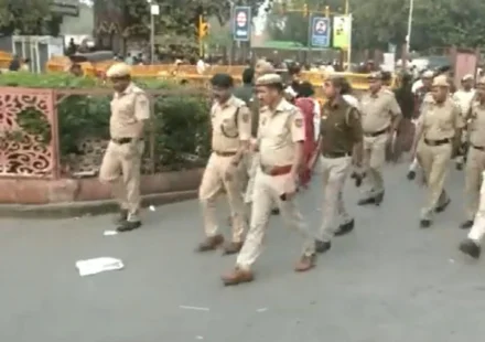 तस्वीरों में लाल किले के बाहर बैरिकेडिंग, तैनात दिल्ली पुलिसकर्मी, चांदनी चौक बाजार में गश्त करती पुलिस और मंदिर परिसर के बाहर सुरक्षा जांच दिख रही है। संभावित खतरे के मद्देनजर सुरक्षा एजेंसियां सतर्क नजर आ रही हैं।