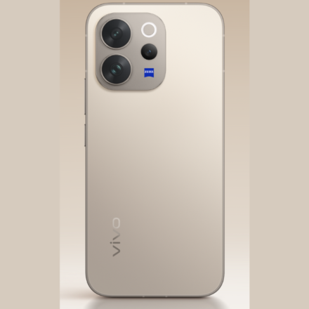 Vivo V70 Elite स्मार्टफोन का बैक पैनल जिसमें 50MP कैमरा और Zeiss ब्रांडिंग दिखाई दे रही है।