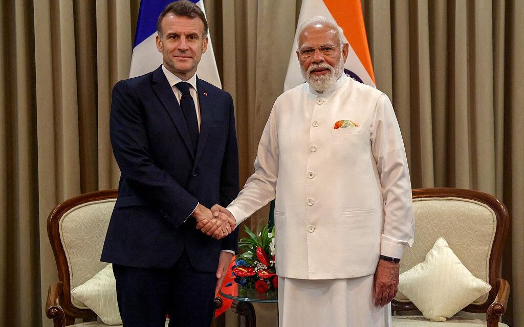 मुंबई में भारत और फ्रांस के नेताओं की मुलाकात तथा भारतीय वायुसेना के राफेल फाइटर जेट की प्रतीकात्मक तस्वीर।