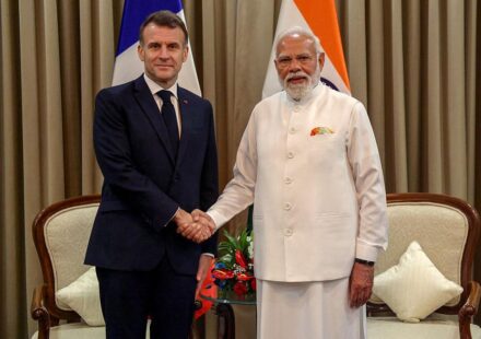 मुंबई में भारत और फ्रांस के नेताओं की मुलाकात तथा भारतीय वायुसेना के राफेल फाइटर जेट की प्रतीकात्मक तस्वीर।