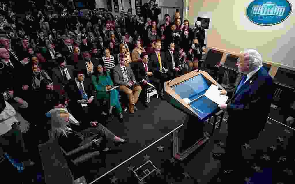 वॉशिंगटन डीसी में सुप्रीम कोर्ट भवन और व्हाइट हाउस की पृष्ठभूमि, जहां ट्रम्प ने 10% नए टैरिफ की घोषणा की।