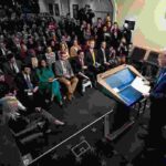 वॉशिंगटन डीसी में सुप्रीम कोर्ट भवन और व्हाइट हाउस की पृष्ठभूमि, जहां ट्रम्प ने 10% नए टैरिफ की घोषणा की।