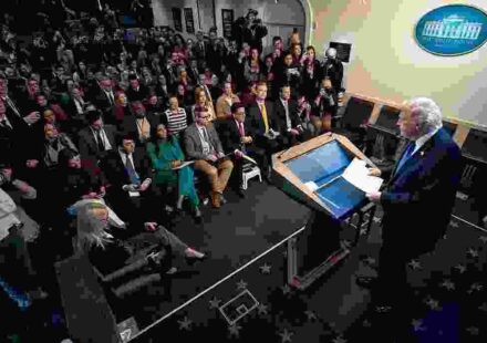 वॉशिंगटन डीसी में सुप्रीम कोर्ट भवन और व्हाइट हाउस की पृष्ठभूमि, जहां ट्रम्प ने 10% नए टैरिफ की घोषणा की।